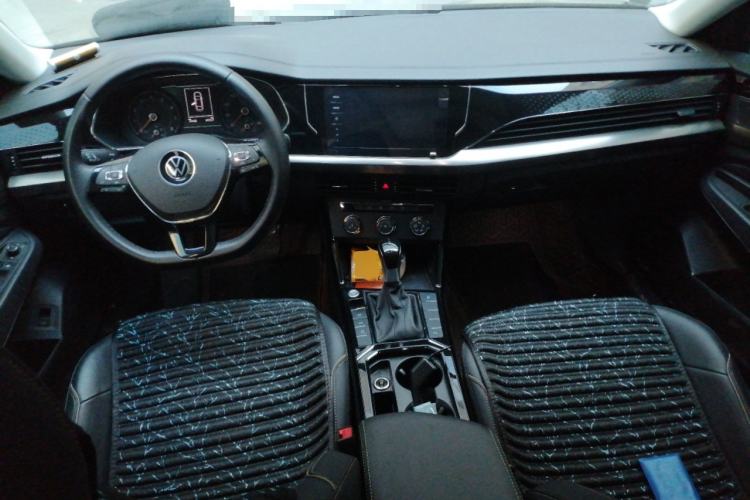 Used Volkswagen Passat 2020 Facelift 330TSI Elite Edition China VI Standard Center Console