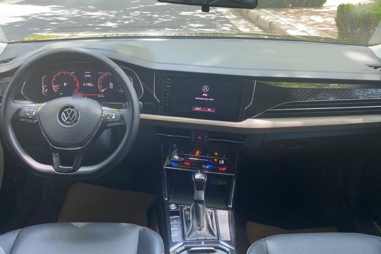 Used Volkswagen Passat 2020 Revised Version 330TSI Luxury Edition China VI Standard Center Console