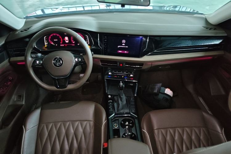 Used Volkswagen Passat 2020 Revised Version 330TSI Luxury Edition China VI Standard Center Console
