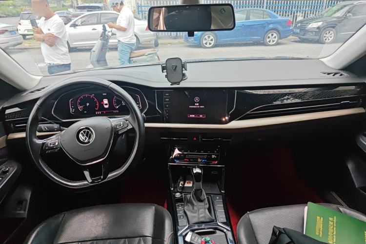 Used Volkswagen Passat 2020 Revised Version 330TSI Luxury Edition China VI Standard Center Console