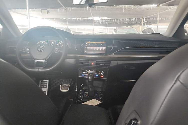Used Volkswagen Passat 2020 Facelift 330TSI Elite Edition China VI Standard Center Console