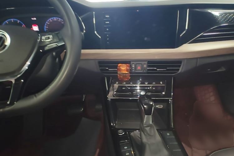 Used Volkswagen Passat 2020 Revised Version 330TSI Luxury Edition China VI Standard Center Console