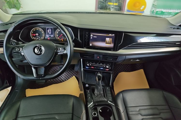 Used Volkswagen Passat 2020 Facelift 330TSI Elite Edition China VI Standard Center Console