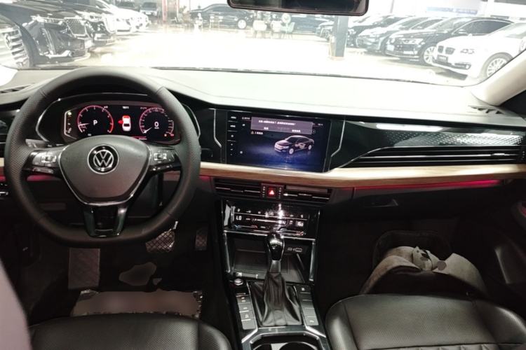 Used Volkswagen Passat 2020 Revised Version 330TSI Luxury Edition China VI Standard Center Console