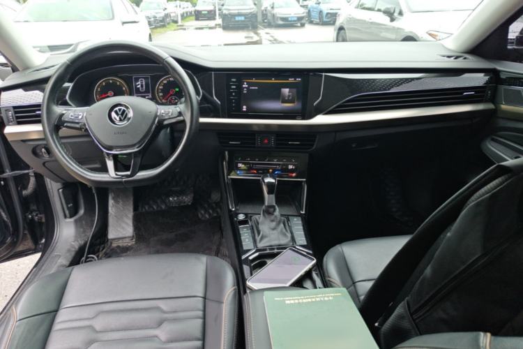 Used Volkswagen Passat 2020 Facelift 330TSI Elite Edition China VI Standard Center Console