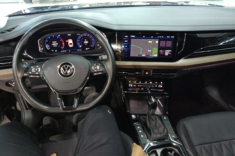 Used Volkswagen Passat 2020 Revised Version 330TSI Luxury Edition China VI Standard Center Console