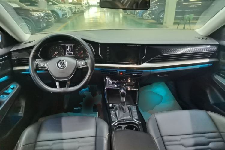 Used Volkswagen Passat 2020 Facelift 330TSI Elite Edition China VI Standard Center Console
