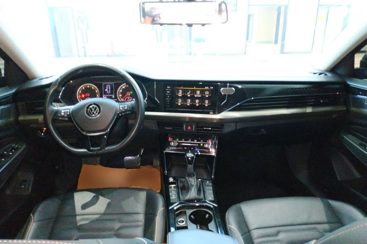 Used Volkswagen Passat 2020 Facelift 330TSI Elite Edition China VI Standard Center Console