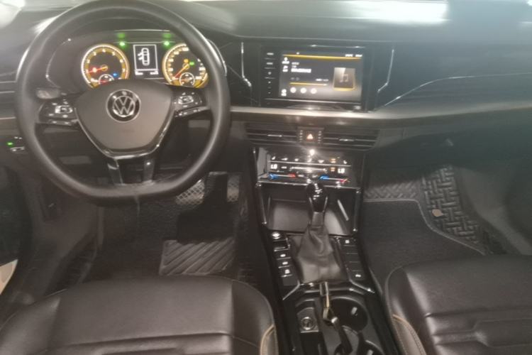 Used Volkswagen Passat 2020 Facelift 330TSI Elite Edition China VI Standard Center Console