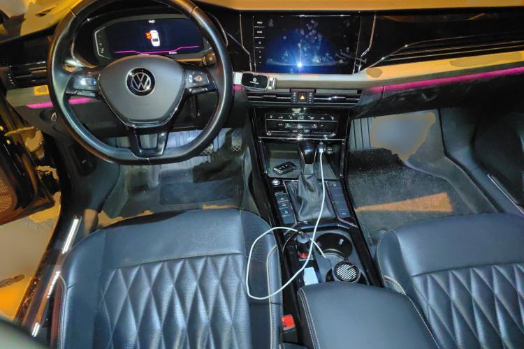 Used Volkswagen Passat 2020 Revised Version 330TSI Luxury Edition China VI Standard Center Console