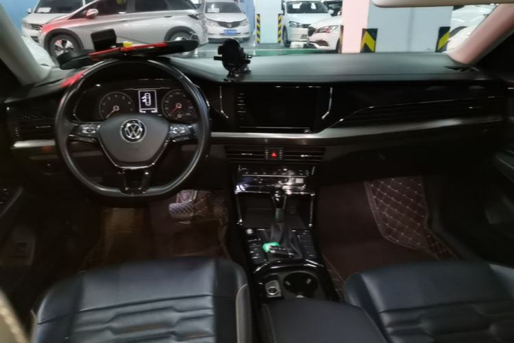 Used Volkswagen Passat 2020 Facelift 330TSI Elite Edition China VI Standard Center Console