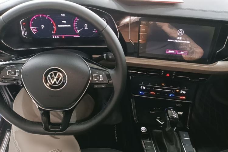 Used Volkswagen Passat 2020 Revised Version 330TSI Luxury Edition China VI Standard Center Console