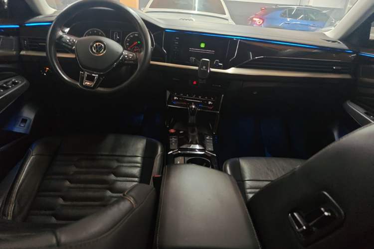 Used Volkswagen Passat 2020 Facelift 330TSI Elite Edition China VI Standard Center Console