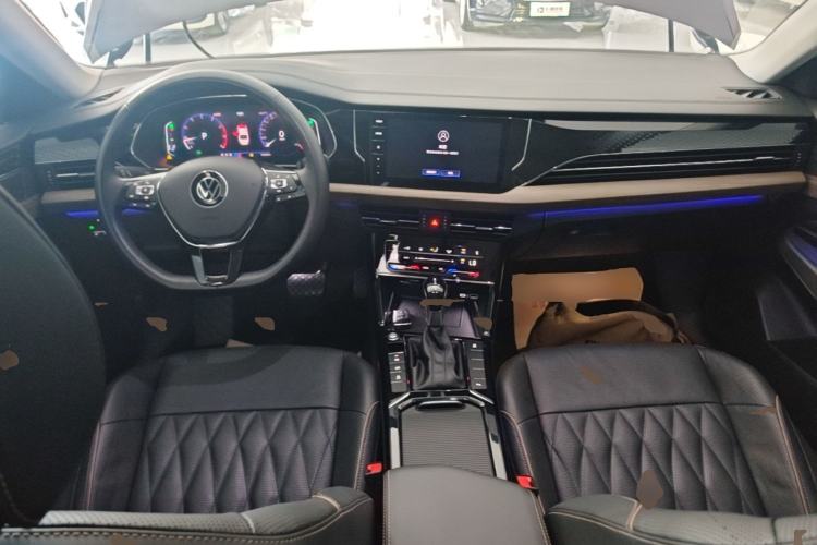 Used Volkswagen Passat 2020 Revised Version 330TSI Luxury Edition China VI Standard Center Console