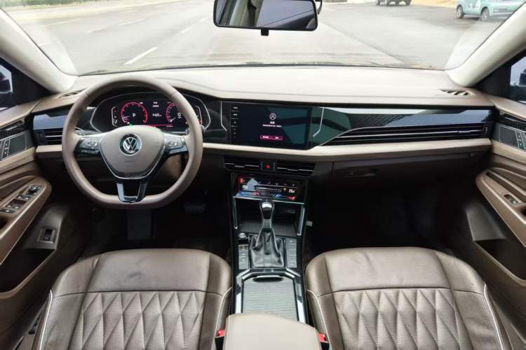 Used Volkswagen Passat 2020 Revised Version 330TSI Luxury Edition China VI Standard Center Console