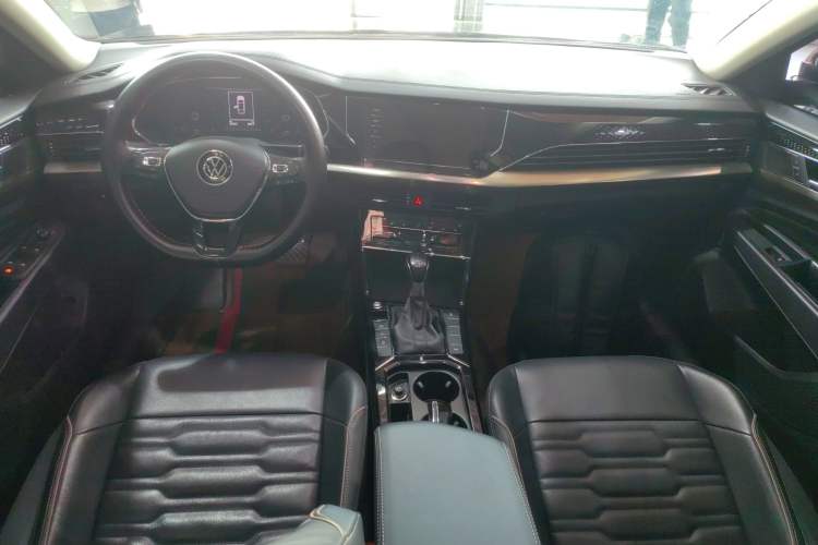 Used Volkswagen Passat 2020 Facelift 330TSI Elite Edition China VI Standard Center Console