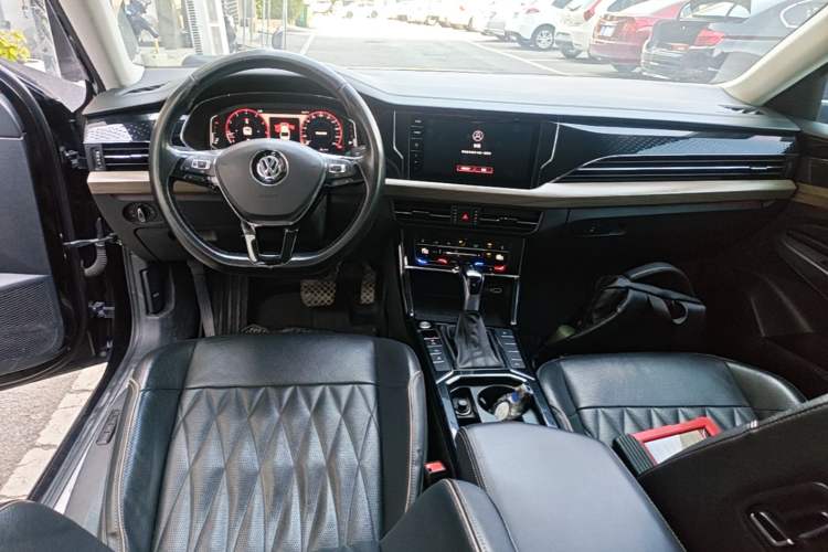 Used Volkswagen Passat 2020 330TSI Luxury Edition China VI Center Console