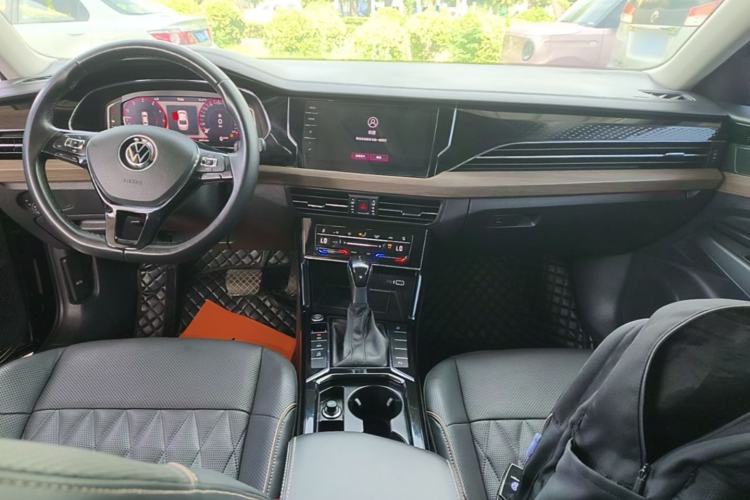 Used Volkswagen Passat 2020 Revised Version 330TSI Luxury Edition China VI Standard Center Console