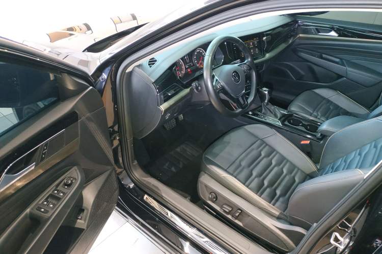 Used Volkswagen Passat 2020 Facelift 330TSI Elite Edition China VI Standard Driver Seat