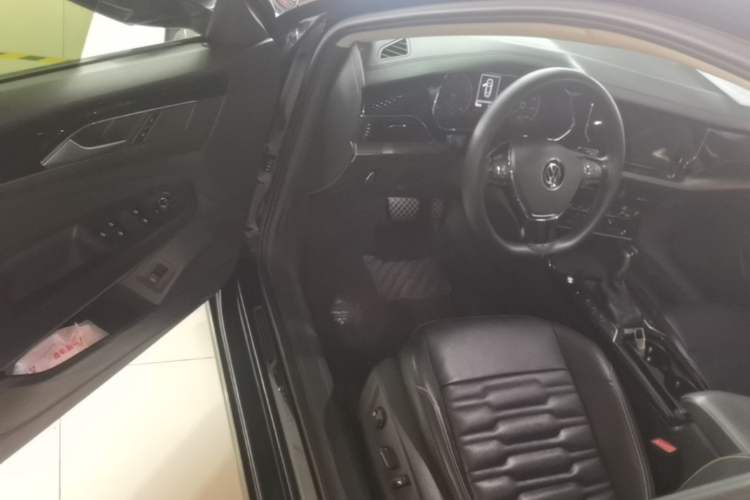 Used Volkswagen Passat 2020 Facelift 330TSI Elite Edition China VI Standard Driver Seat
