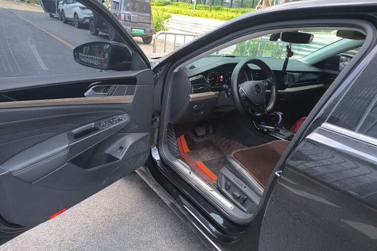 Used Volkswagen Passat 2020 Facelift 330TSI Prestige Edition China VI Standard Driver Seat