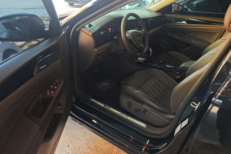 Used Volkswagen Passat 2020 Revised Version 330TSI Luxury Edition China VI Standard Driver Seat