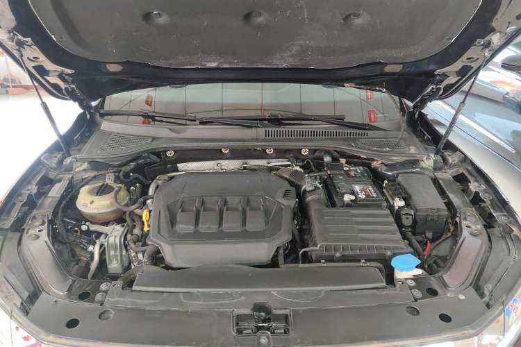 Used Volkswagen Passat 2020 Revised Version 330TSI Luxury Edition China VI Standard Engine Bay