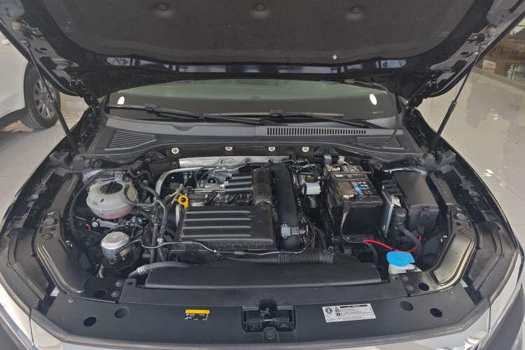 Used Volkswagen Passat 2020 Revised Version 280TSI Business Edition China VI Standard Engine Bay