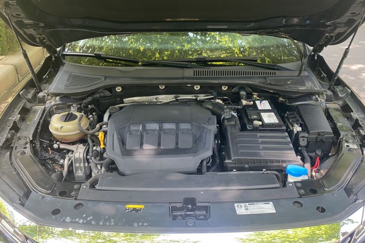 Used Volkswagen Passat 2020 Revised Version 330TSI Luxury Edition China VI Standard Engine Bay