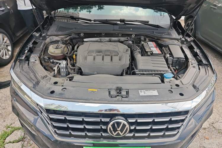Used Volkswagen Passat 2020 Revised Version 330TSI Luxury Edition China VI Standard Engine Bay