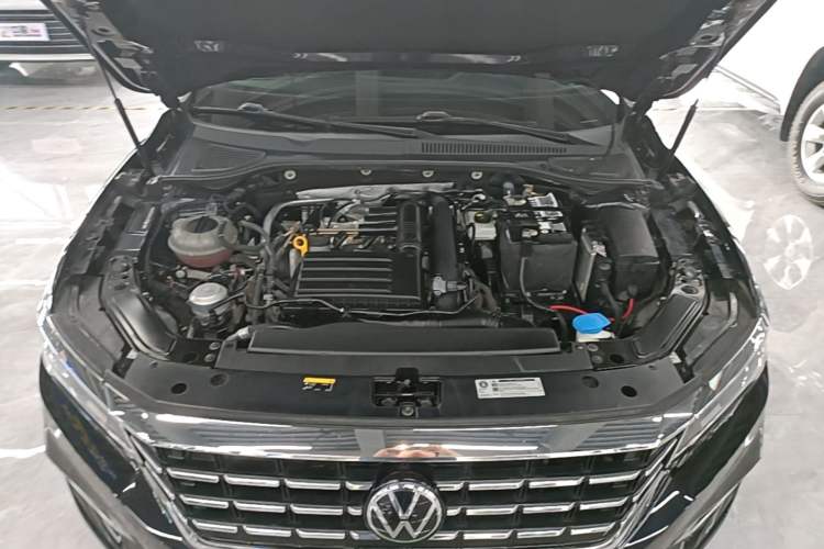 Used Volkswagen Passat 2020 Revised Version 280TSI Business Edition China VI Standard Engine Bay