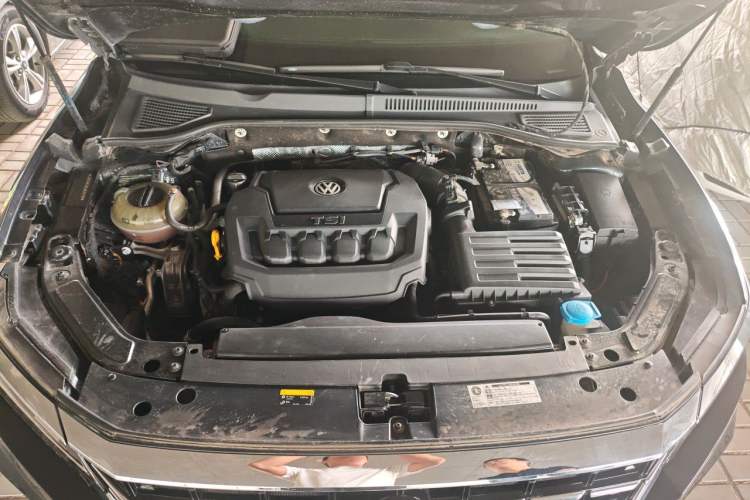 Used Volkswagen Passat 2020 330TSI Luxury Edition China VI Engine Bay