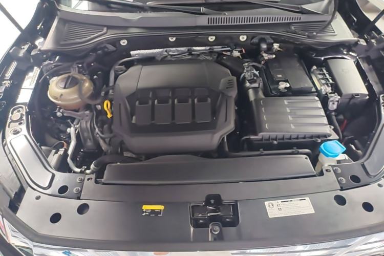 Used Volkswagen Passat 2020 Revised Version 330TSI Luxury Edition China VI Standard Engine Bay