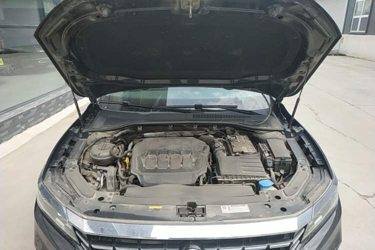 Used Volkswagen Passat 2020 Revised Version 330TSI Luxury Edition China VI Standard Engine Bay