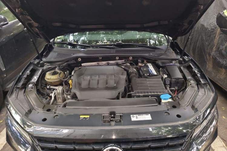 Used Volkswagen Passat 2020 Revised Version 330TSI Luxury Edition China VI Standard Engine Bay