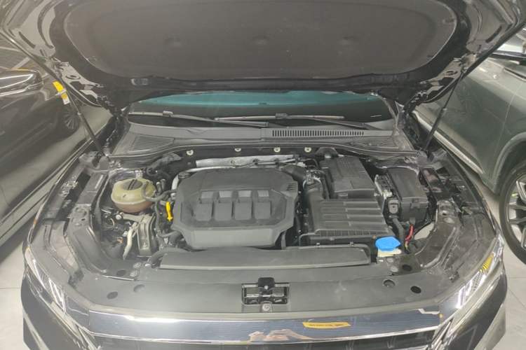 Used Volkswagen Passat 2020 Revised Version 330TSI Luxury Edition China VI Standard Engine Bay