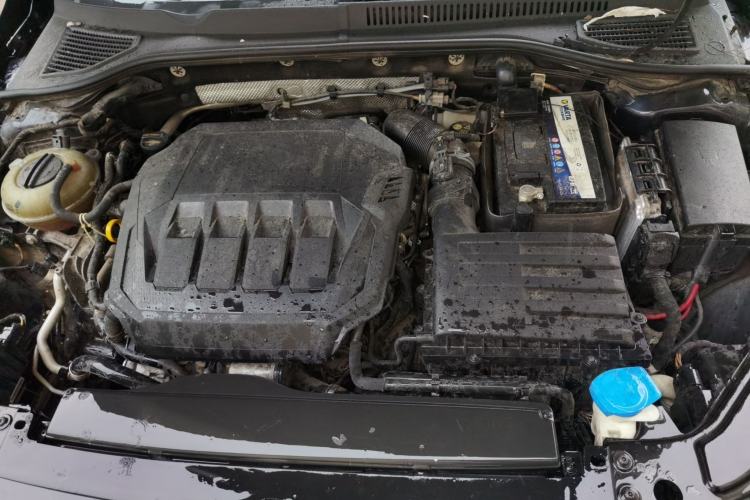 Used Volkswagen Passat 2020 Revised Version 330TSI Luxury Edition China VI Standard Engine Bay