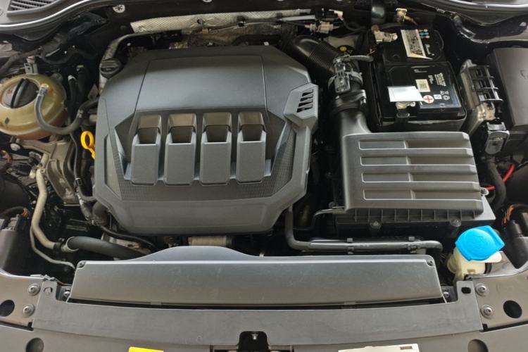 Used Volkswagen Passat 2020 Revised Version 330TSI Luxury Edition China VI Standard Engine Bay
