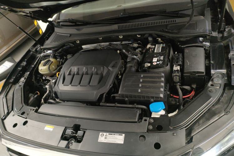 Used Volkswagen Passat 2020 Revised Version 330TSI Luxury Edition China VI Standard Engine Bay
