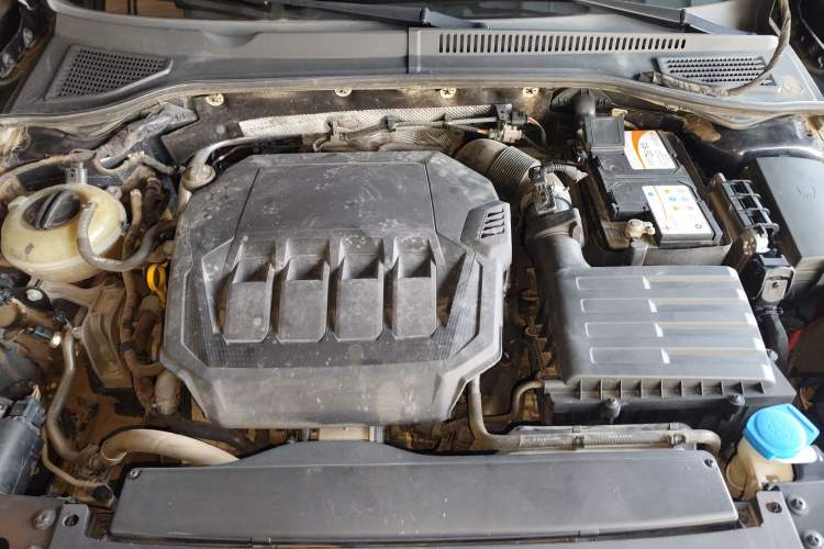 Used Volkswagen Passat 2020 Revised Version 330TSI Luxury Edition China VI Standard Engine Bay