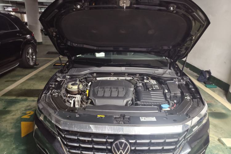 Used Volkswagen Passat 2020 Revised Version 330TSI Luxury Edition China VI Standard Engine Bay
