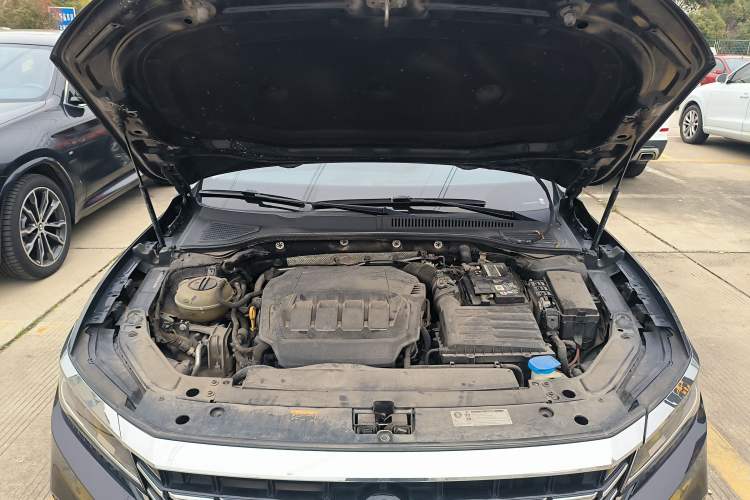 Used Volkswagen Passat 2020 Revised Version 330TSI Luxury Edition China VI Standard Engine Bay