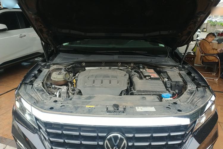 Used Volkswagen Passat 2020 Revised Version 330TSI Luxury Edition China VI Standard Engine Bay