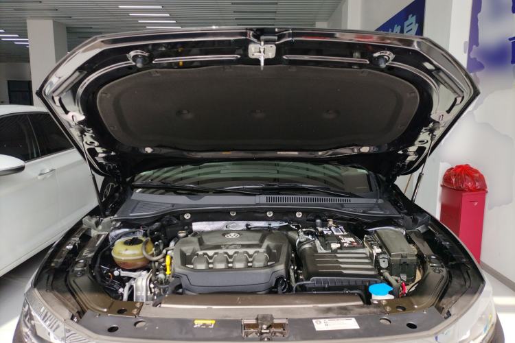 Used Volkswagen Passat 2020 330TSI Luxury Edition China VI Engine Bay