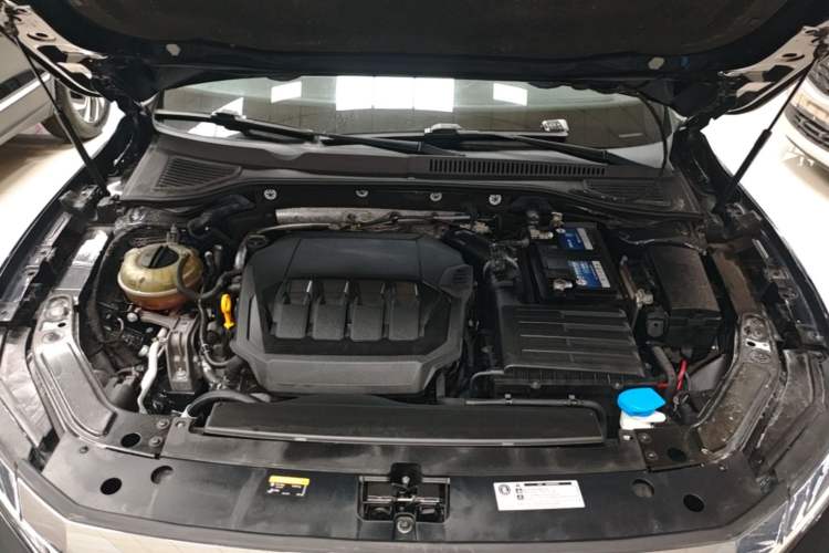 Used Volkswagen Passat 2020 Revised Version 330TSI Luxury Edition China VI Standard Engine Bay
