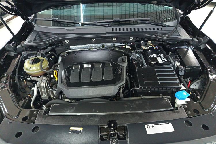 Used Volkswagen Passat 2020 Revised Version 330TSI Luxury Edition China VI Standard Engine Bay