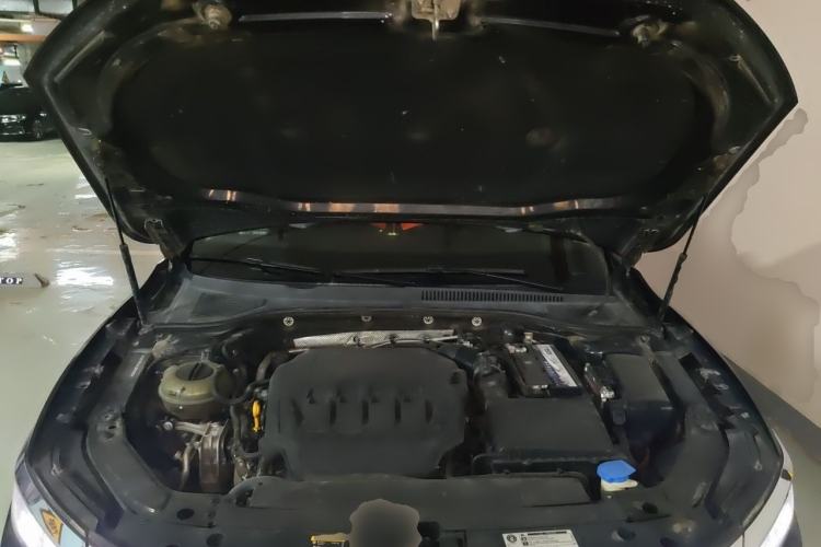 Used Volkswagen Passat 2020 Revised Version 330TSI Luxury Edition China VI Standard Engine Bay