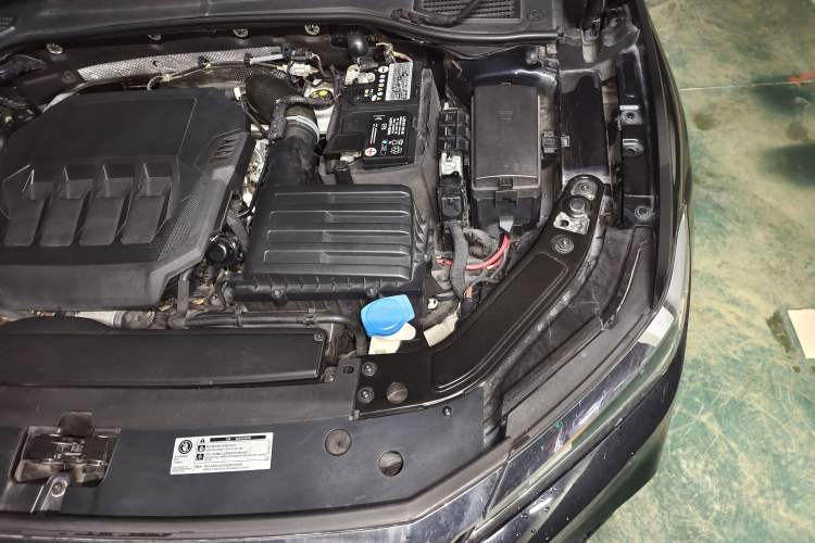 Used Volkswagen Passat 2020 Revised Version 330TSI Luxury Edition China VI Standard Engine Bay Left