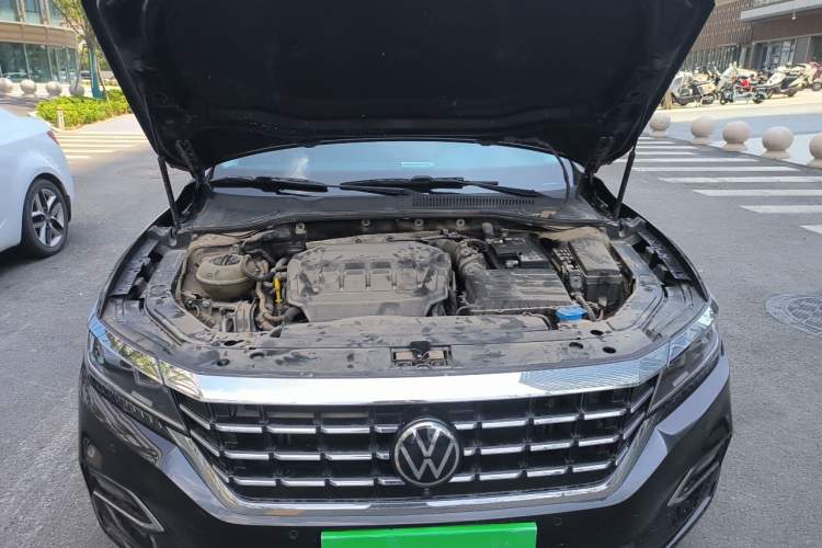 Used Volkswagen Passat 2020 Facelift 330TSI Prestige Edition China VI Standard Engine Bay