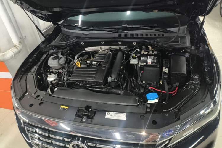 Used Volkswagen Passat 2020 280TSI Business Edition China VI Standard Engine Bay